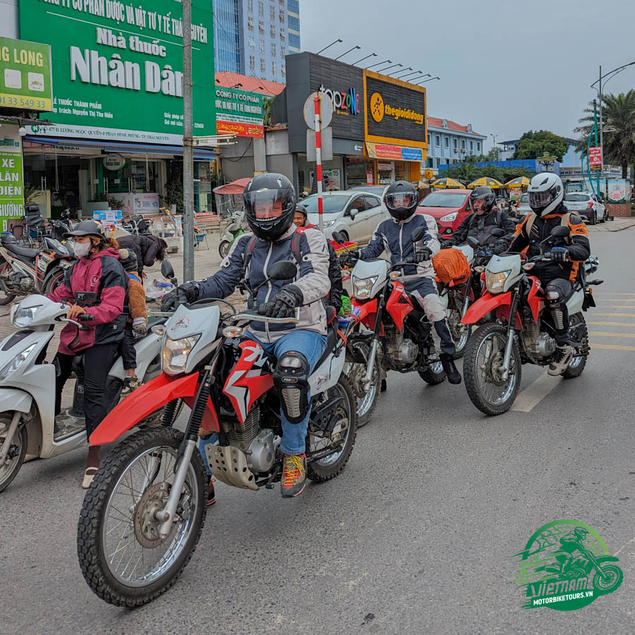 VU LINH BACK TO HANOI motorbike tour